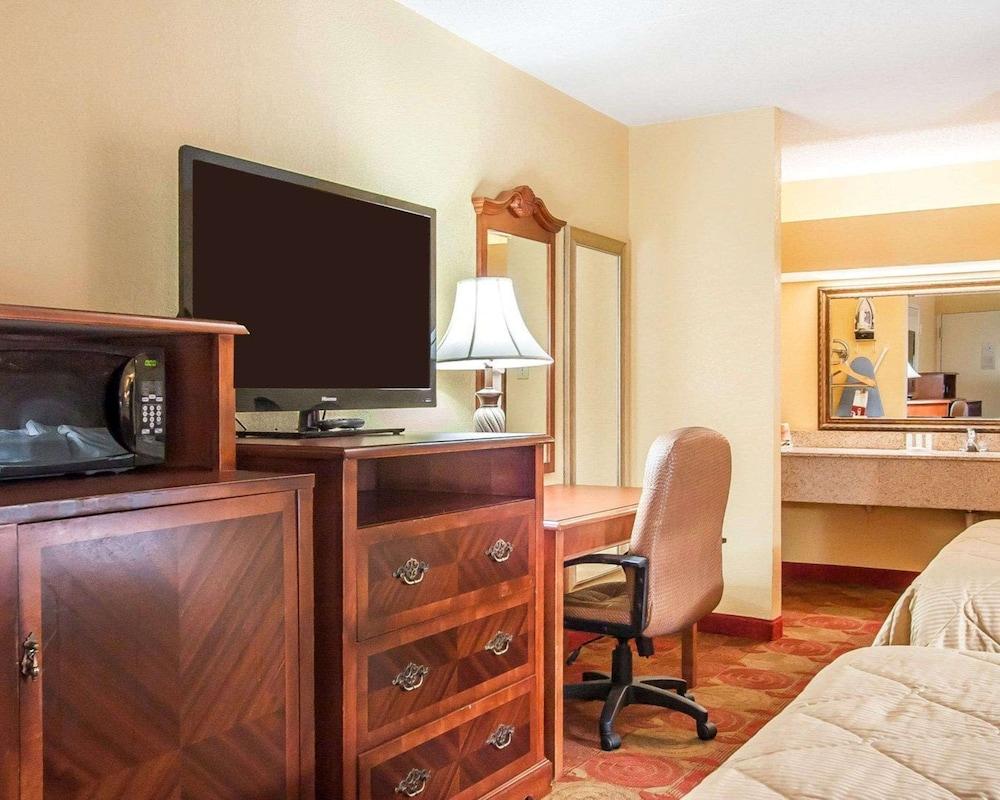 Clarion Inn & Suites University Center photo 6