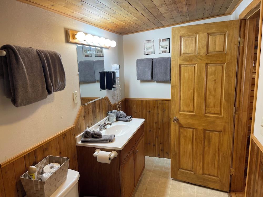 Ponderosa Pines Inn and Cabins photo 70