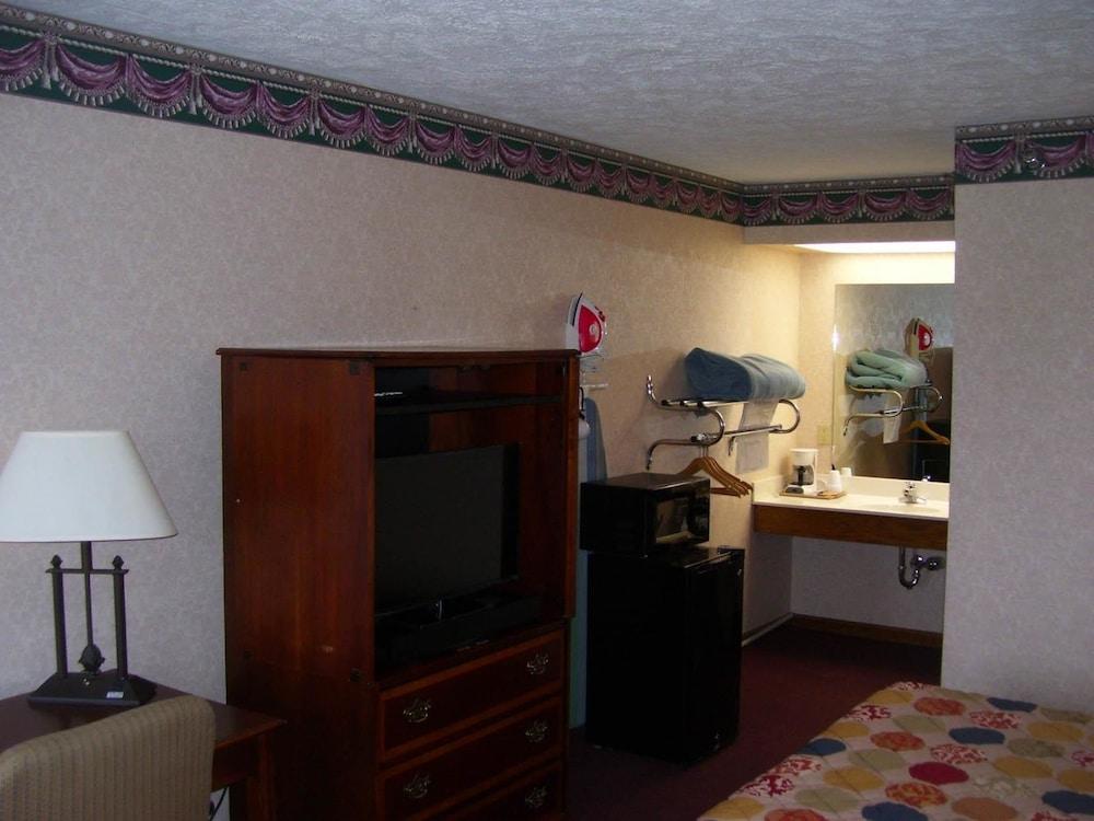 Colonial Inn photo 8