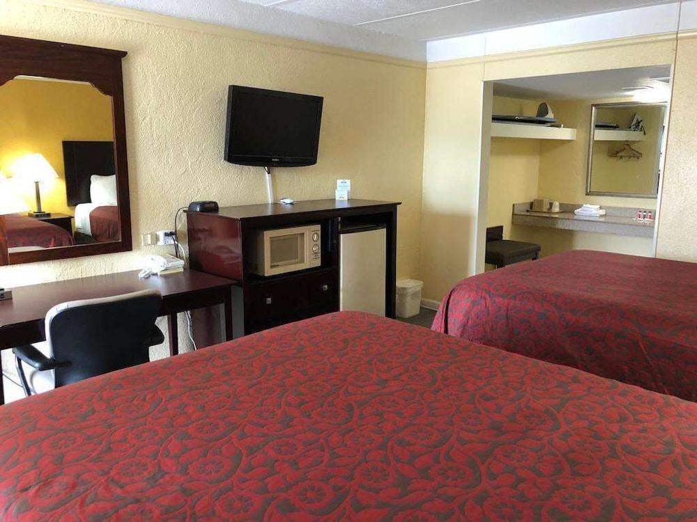 Days Inn by Wyndham Gainesville photo 19