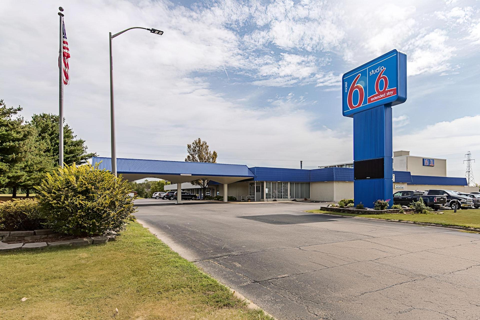 Motel 6 Pekin, IL photo 1