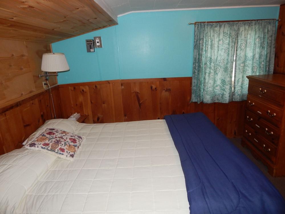 The Cabins at Autumn Mountain Winery photo 14