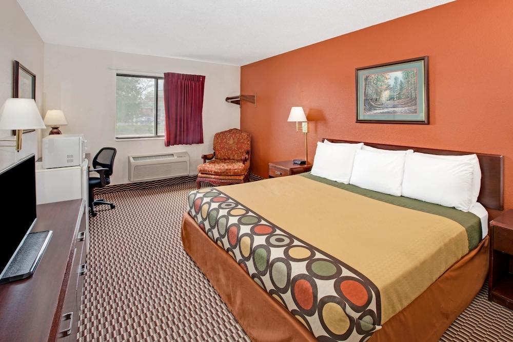 Super 8 by Wyndham Crystal Lake photo 8