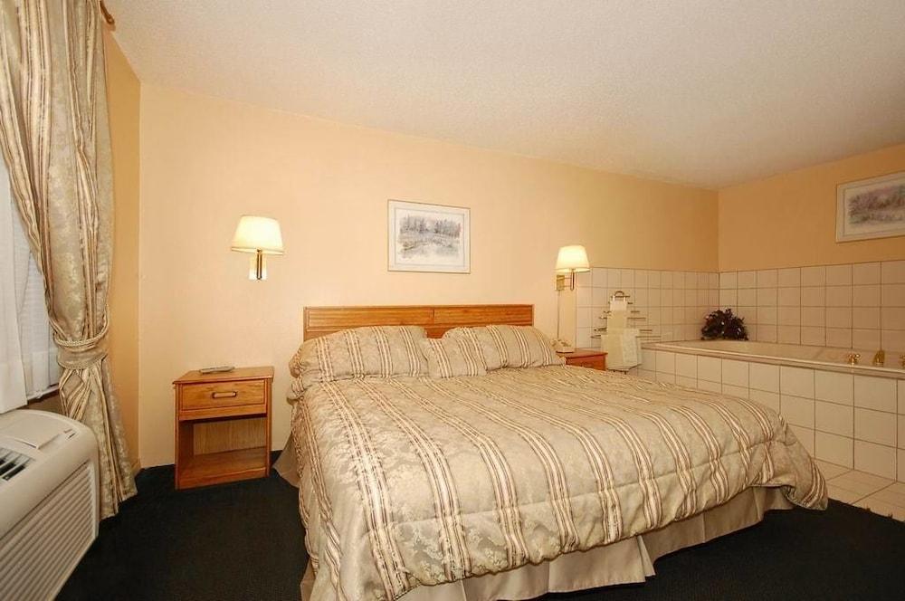 Americas Inn photo 28
