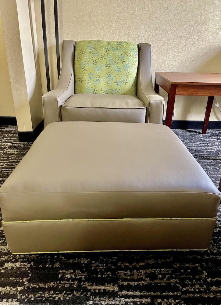 Quality Inn & Suites Hendersonville - Flat Rock photo 69