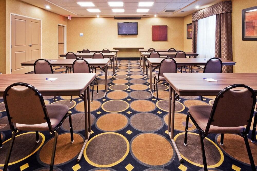 Holiday Inn Express Hotel & Suites Clovis by IHG photo 44