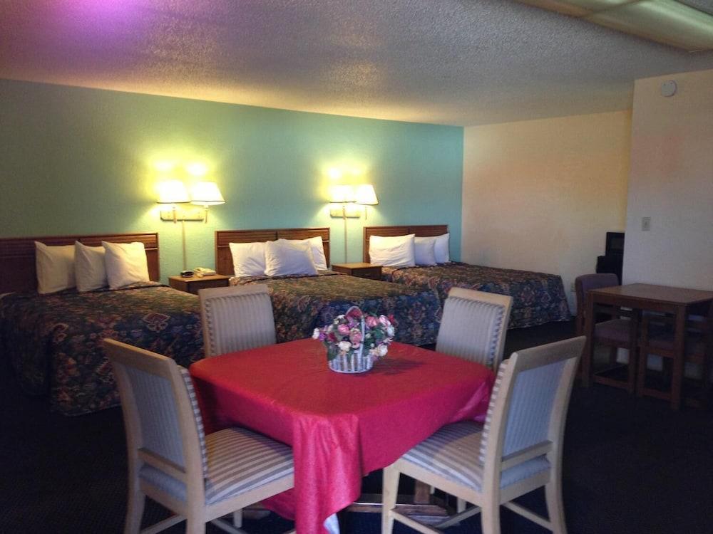 Super 7 Inn Siloam Springs photo 8