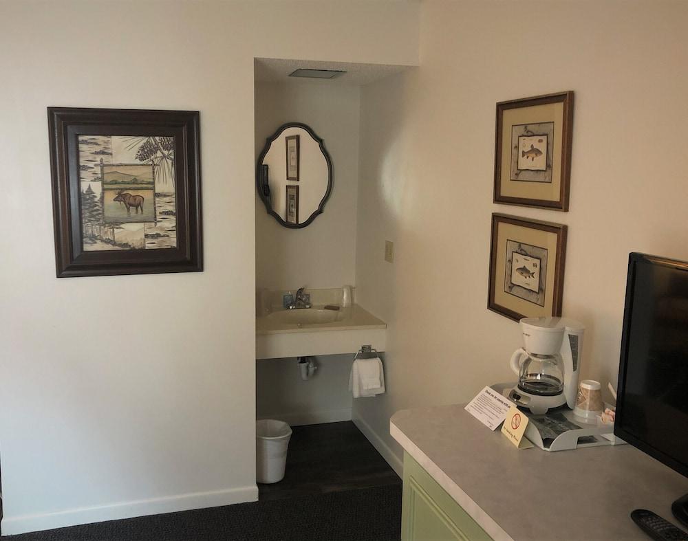 Harbor's Edge Motel photo 26