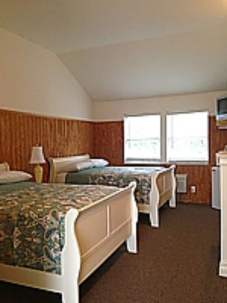 Pelican Point Motel photo 20