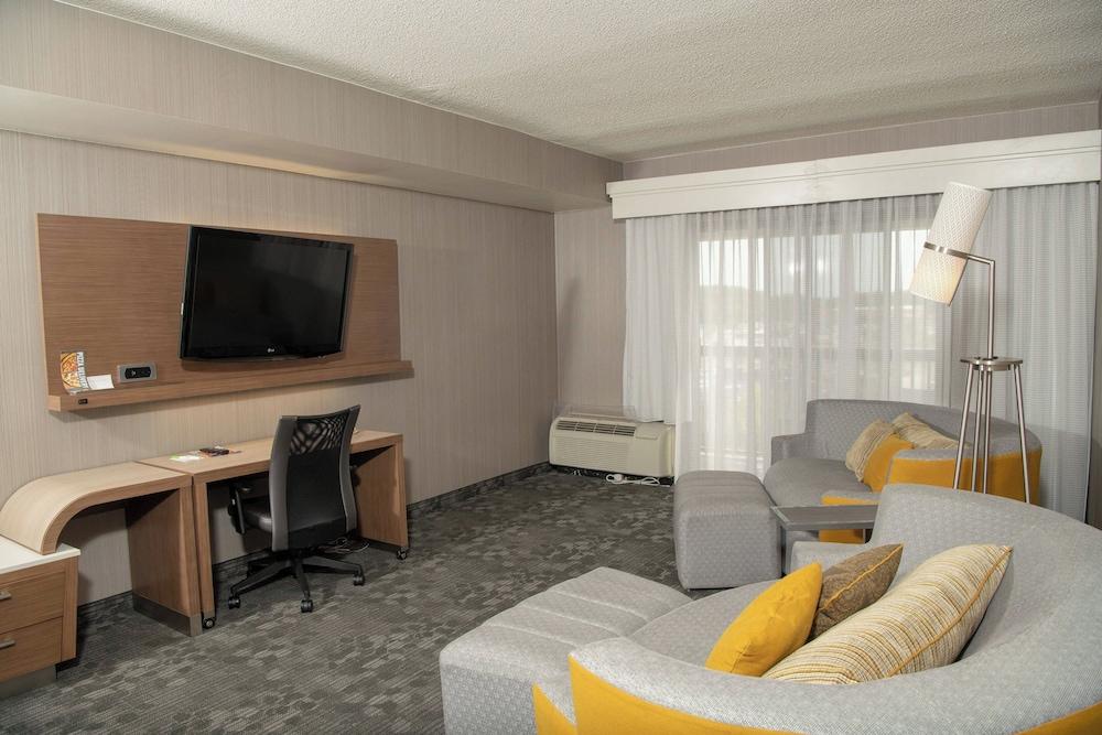 Courtyard by Marriott Erie photo 13
