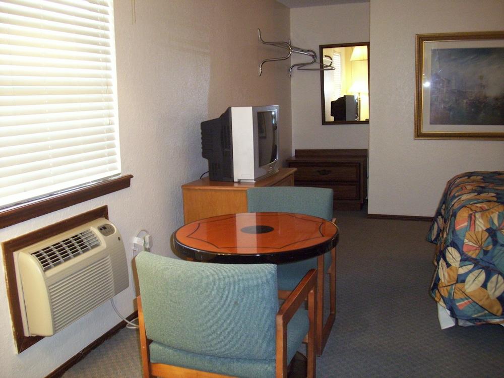 Travelers Inn Motel photo 37