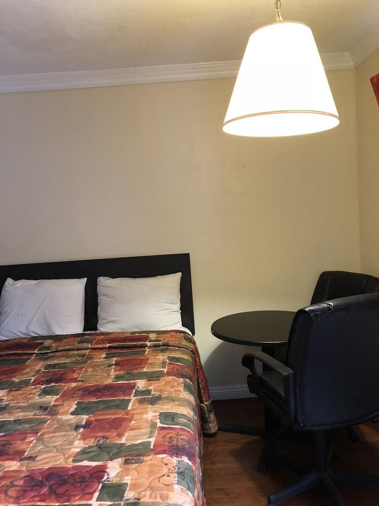 Travelers Inn photo 14