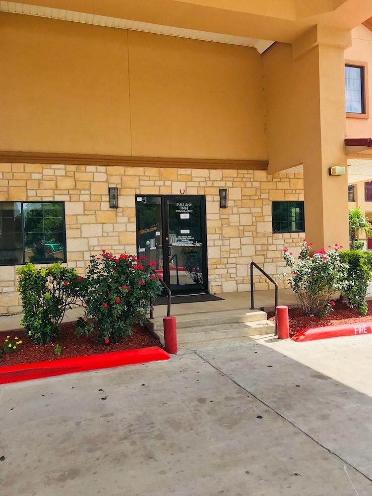 Palace Inn Greenspoint photo 20