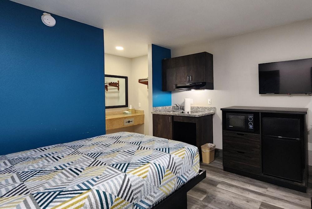 Scottish Inn & Suites photo 38