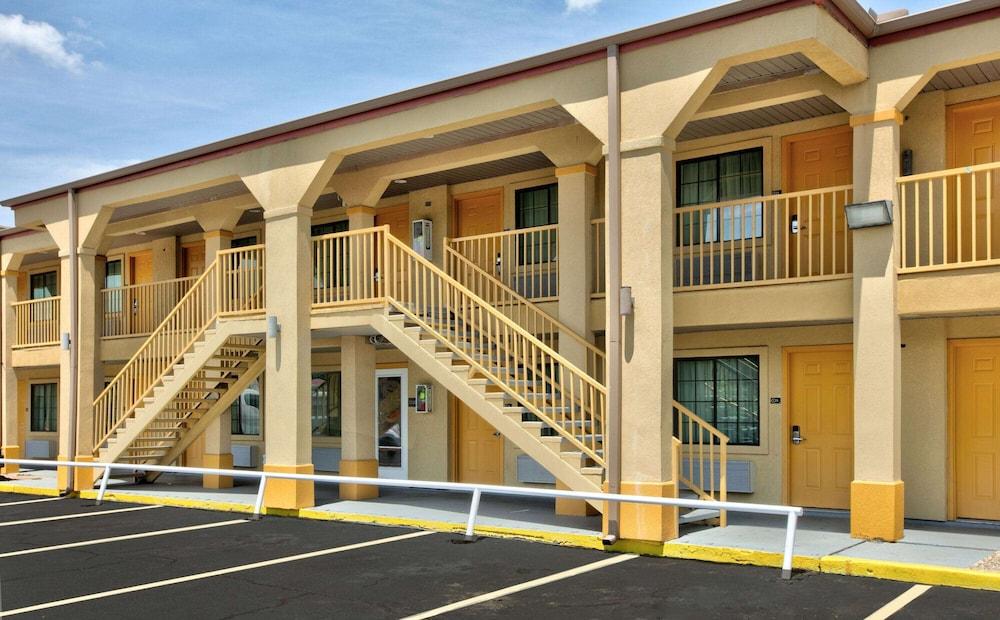 Super 8 by Wyndham Palestine photo 7