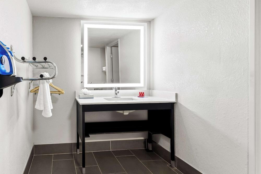 SureStay Hotel by Best Western Phoenix Airport photo 26