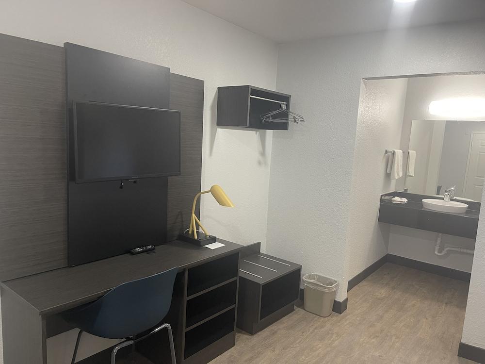 Motel 6 Denton, TX - UNT photo 14