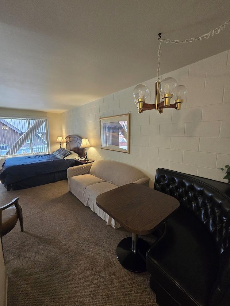 Chateau Rouge Condominiums photo 50