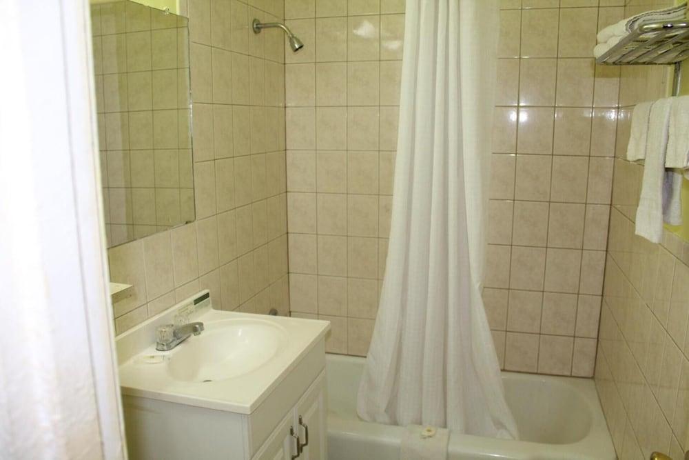 Hutchinson Inn photo 42