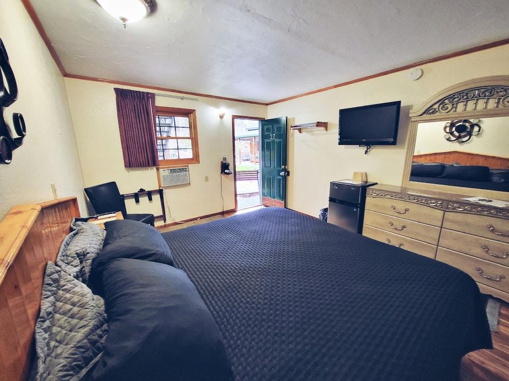 Cedar Wood Inn photo 26