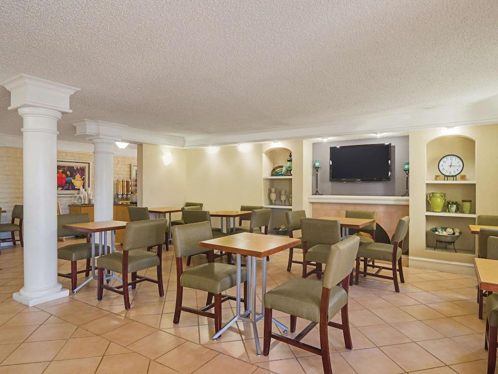 La Quinta Inn by Wyndham Denver Northglenn photo 10
