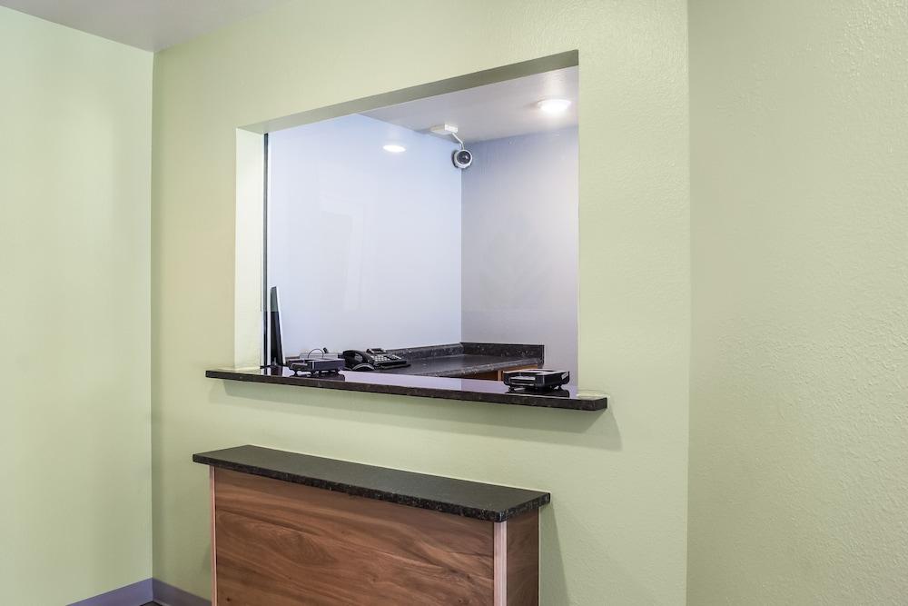 WoodSpring Suites Denton photo 3