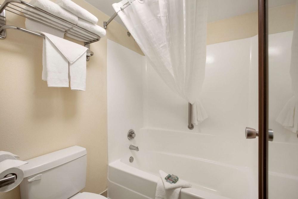 Clarion Pointe Morrow - Atlanta South photo 18