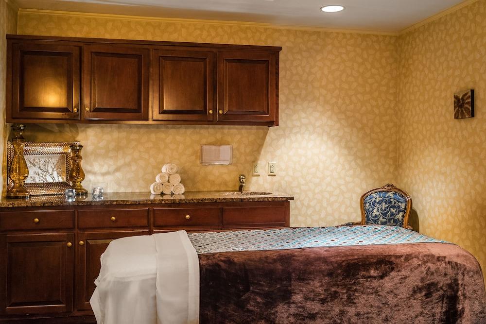 Water's Edge Resort & Spa photo 59