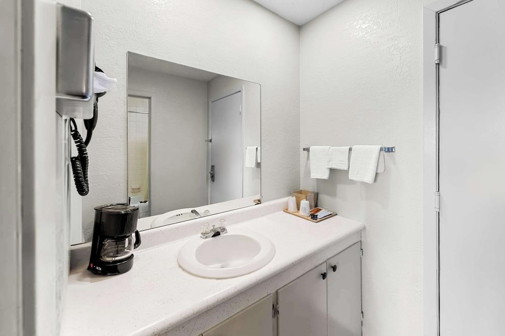 Americas Best Value Inn Marion, OH photo 31