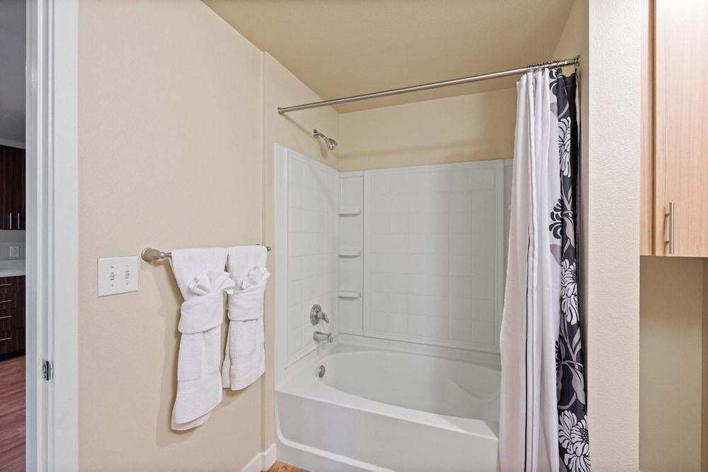Global Luxury Suites at Woodbury photo 23