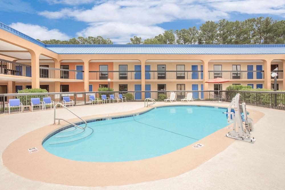 Baymont by Wyndham Greenville photo 4