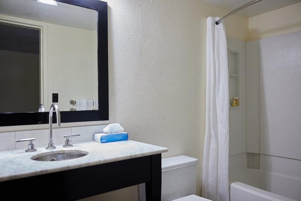 McLure Inn and Suites photo 5