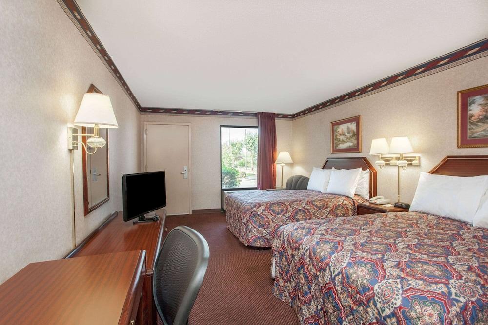 Days Inn by Wyndham Saint Pauls photo 11