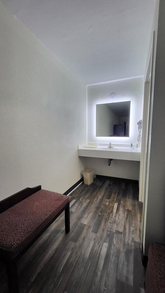 Greeneville Inn and Suites photo 14