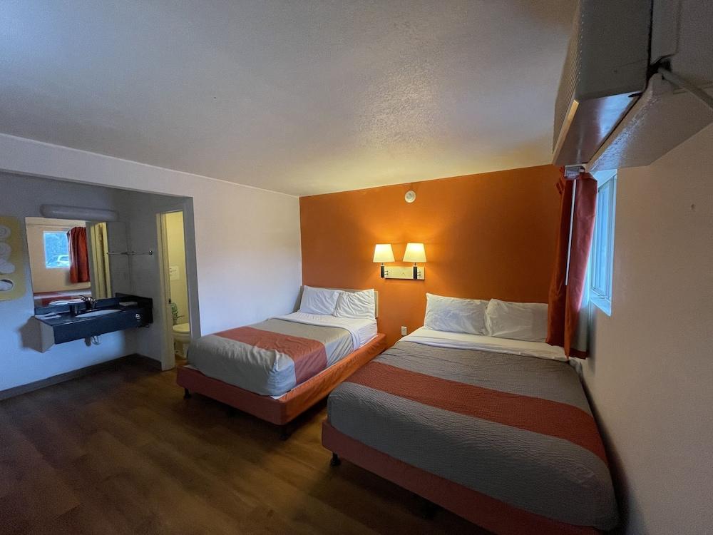 Travelodge by Wyndham Brattleboro VT photo 8
