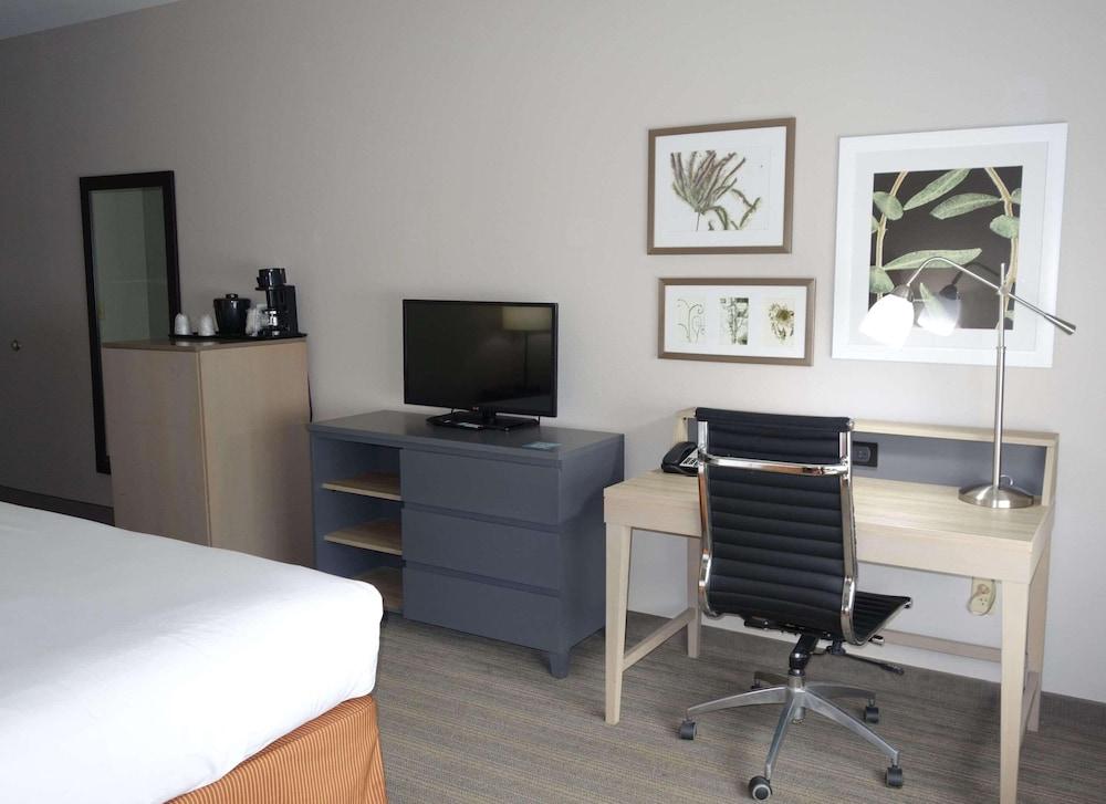 Country Inn & Suites by Radisson, Round Rock, TX photo 12