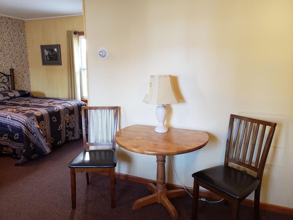 The Colonial Motel photo 14