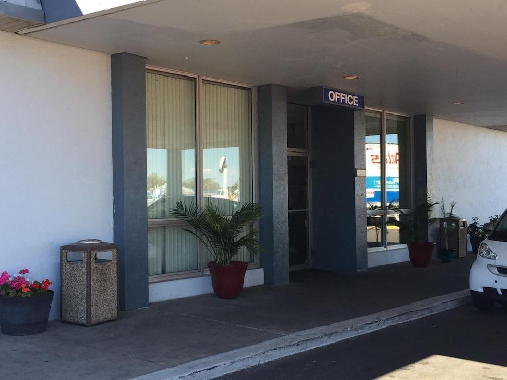 E-Z 8 Motel Phoenix Airporter photo 34