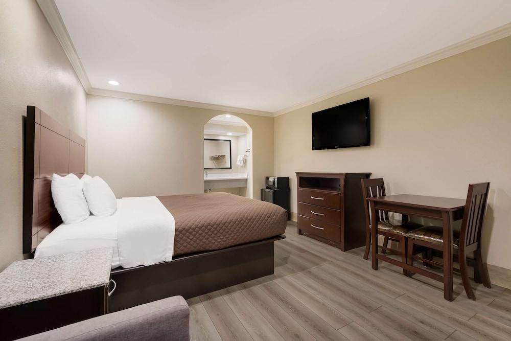 Americas Best Value Inn Houston Heights at I-45 photo 17
