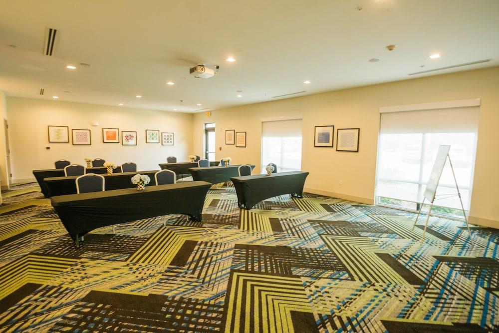 Holiday Inn Express & Suites Birmingham - Homewood by IHG photo 7