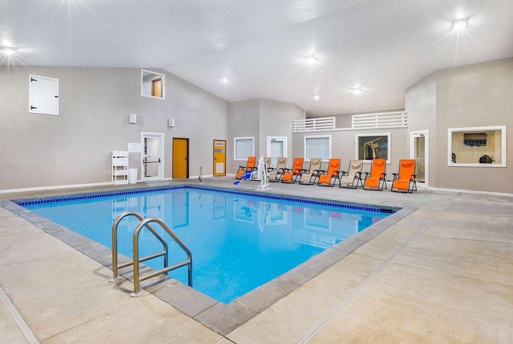 AmericInn by Wyndham Pella photo 9