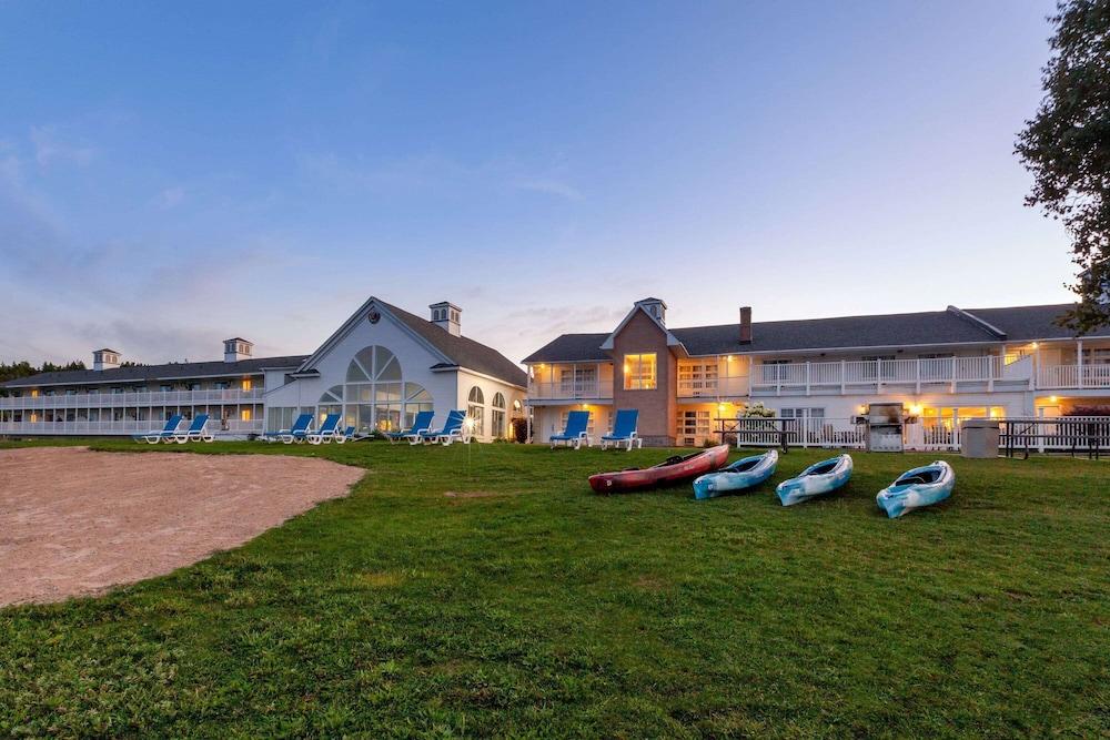 Baymont by Wyndham St. Ignace Lakefront photo 48