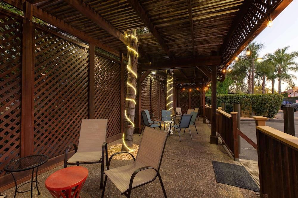 Hotel Vinea, a Travelodge by Wyndham photo 10