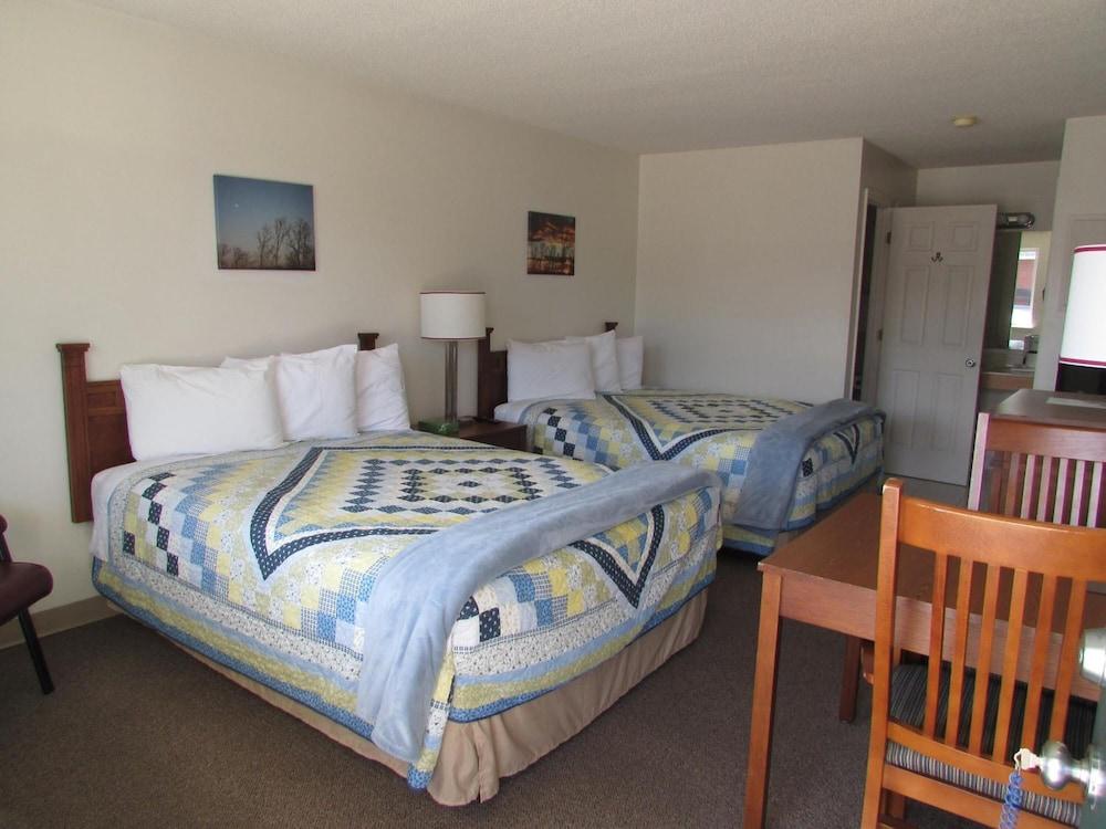 Douglas Inn & Suites photo 21