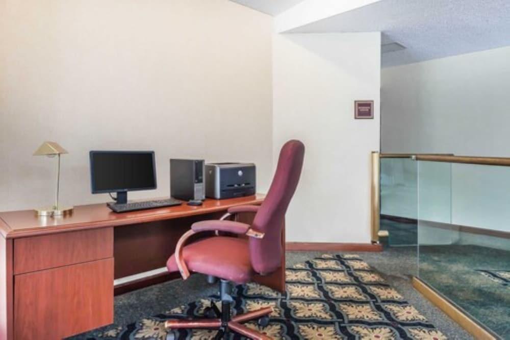 Comfort Inn Cleveland Airport photo 22