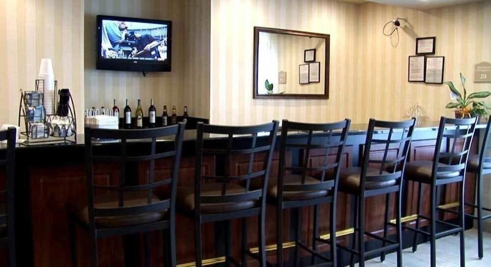 Cobblestone Inn & Suites photo 17
