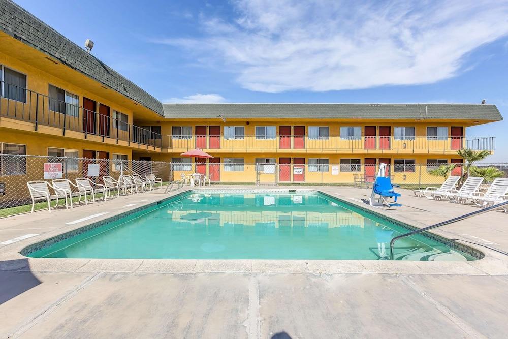 Economy Inn Buttonwillow Bakersfield I-5 photo 12