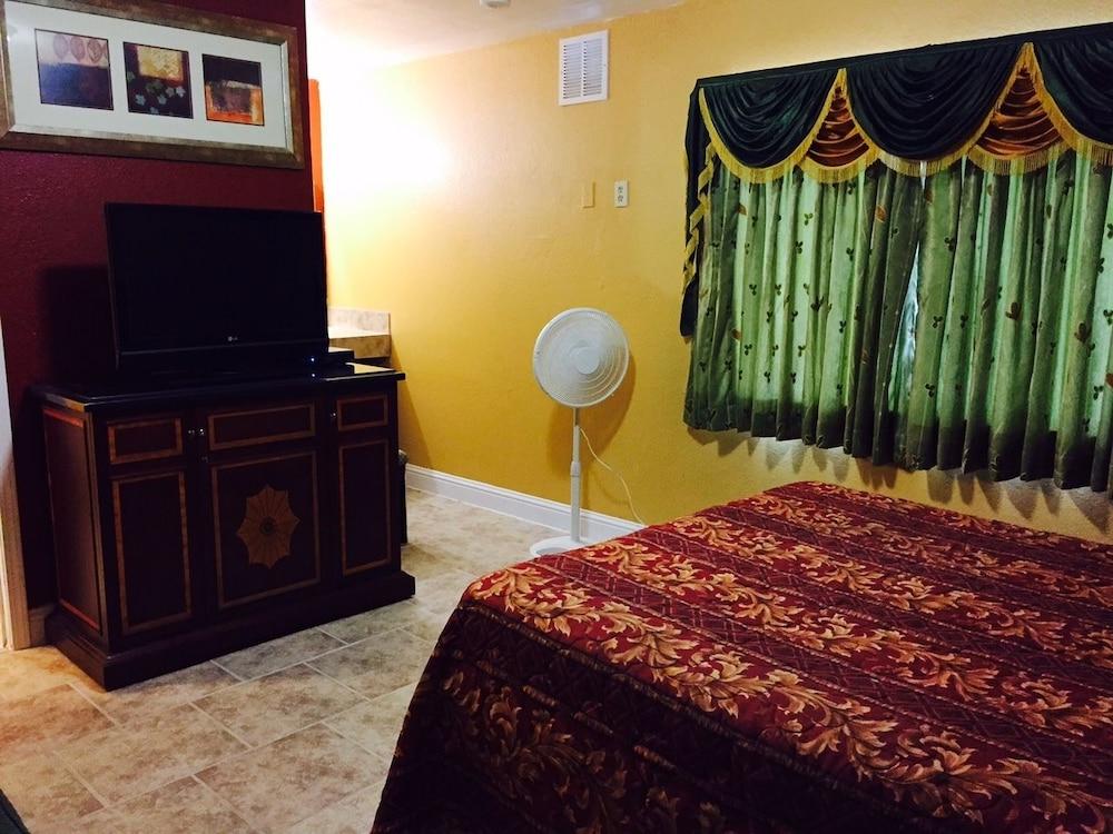 M B Motor Inn photo 7