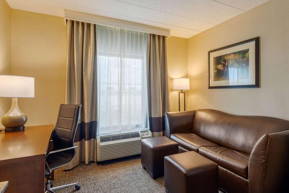 Comfort Suites South Park photo 10