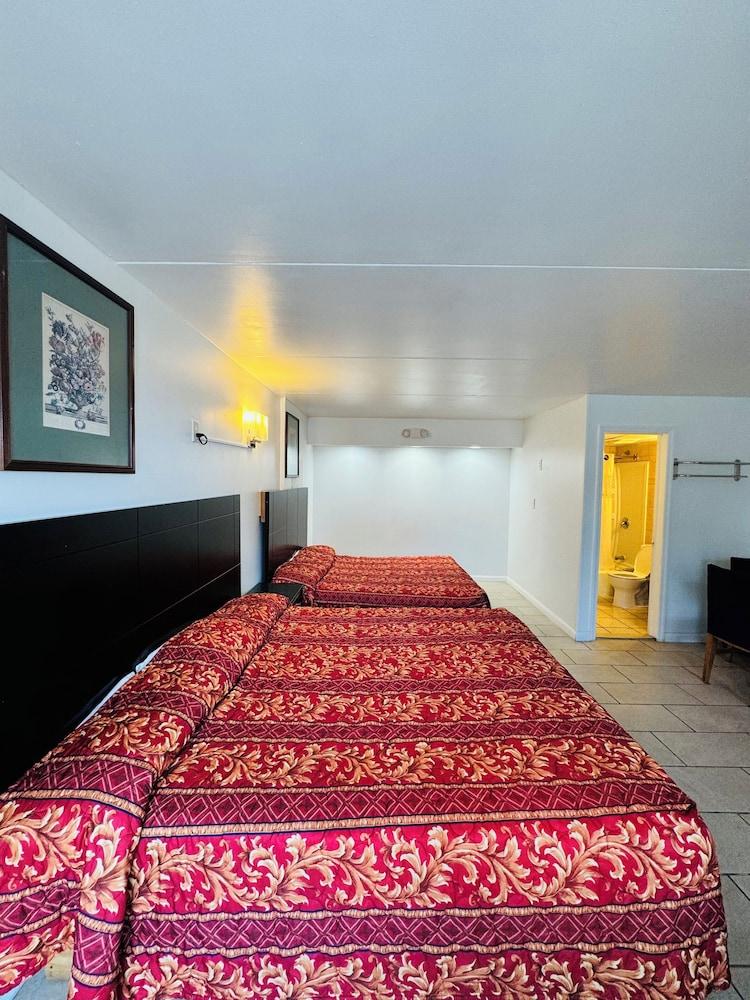 Skyview Manor Motel photo 11